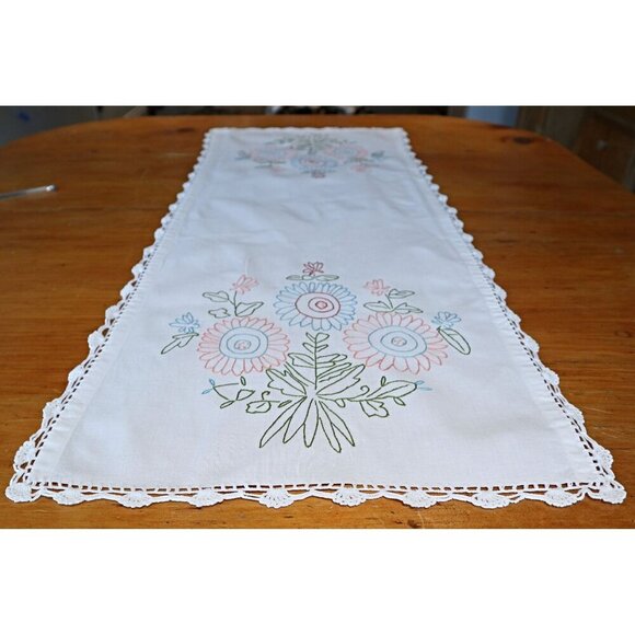 Embroidered Table Runner Floral Table Topper  Vintage Linens  V46 - Picture 1 of 3